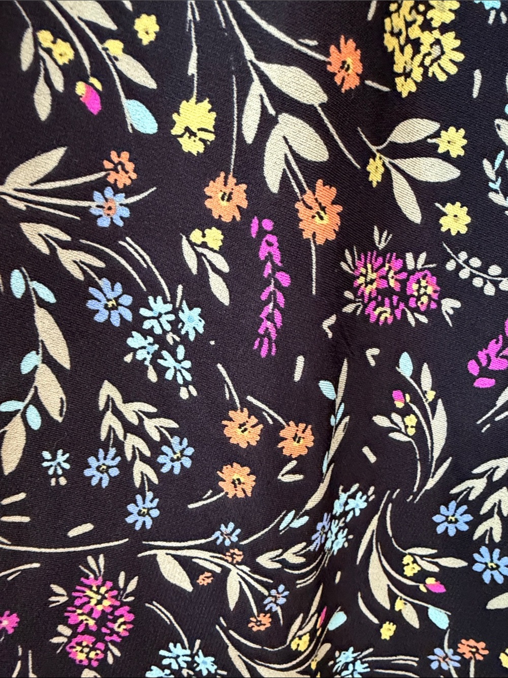 Vince Camuto Black Floral Front Crossover Top - NWT - Picture 5 of 8